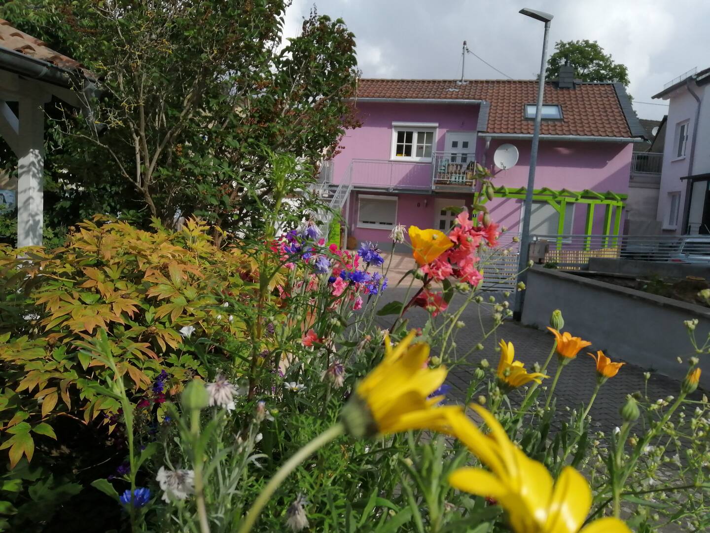 Das Backeshäuschen mit blühendem Garten