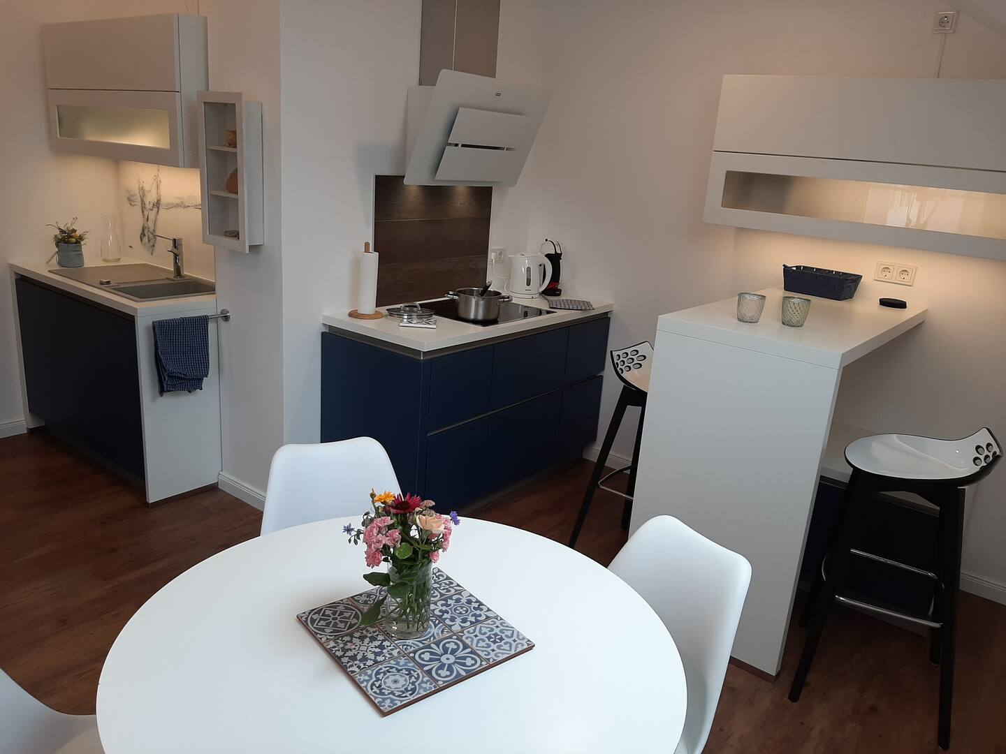 Offene Küche und Essbereich der Dachgeschosswohnung