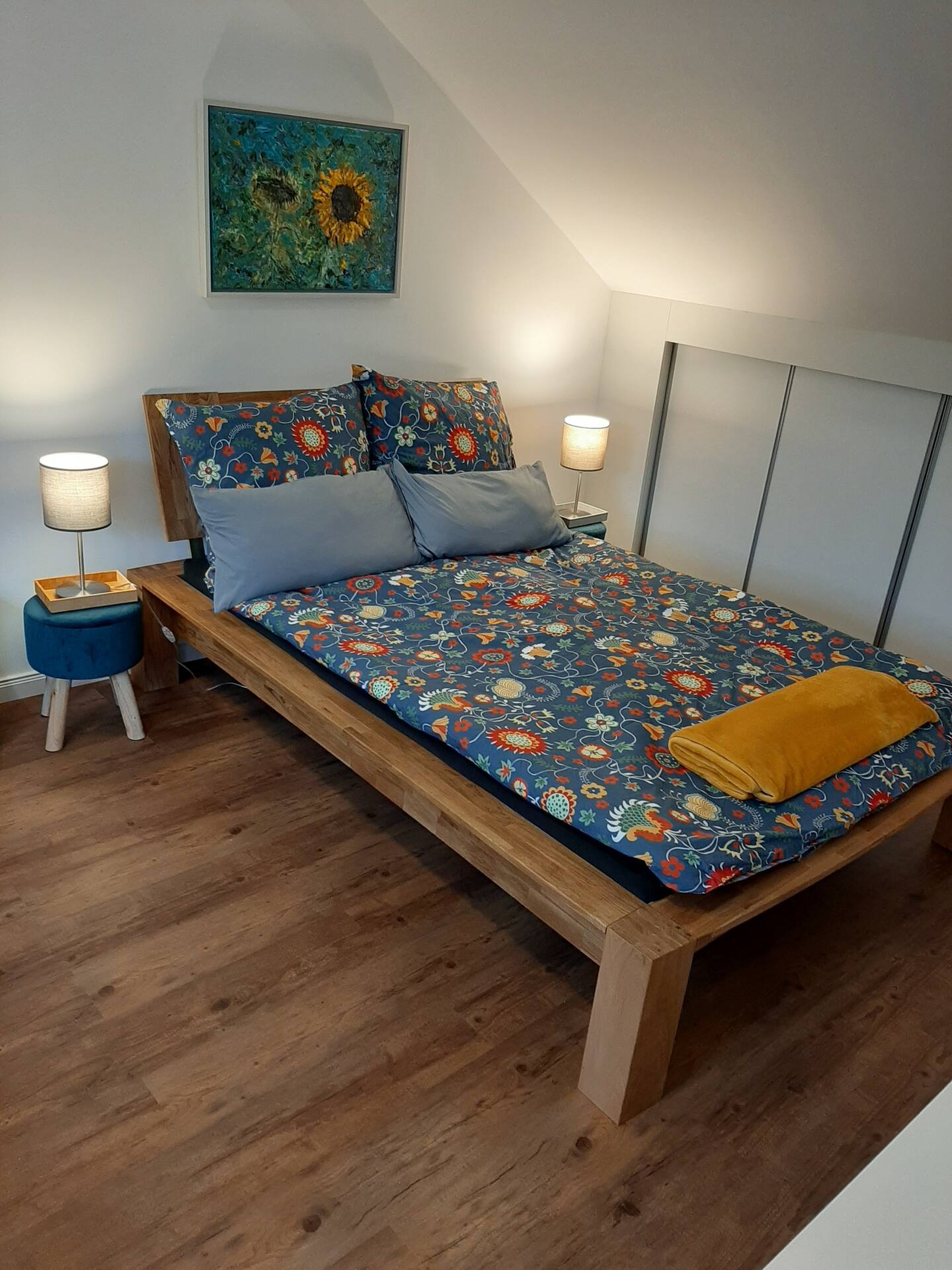 Schlafzimmer der Ferienwohnung Dachgeschoss mit farbenfroher Bettwäsche