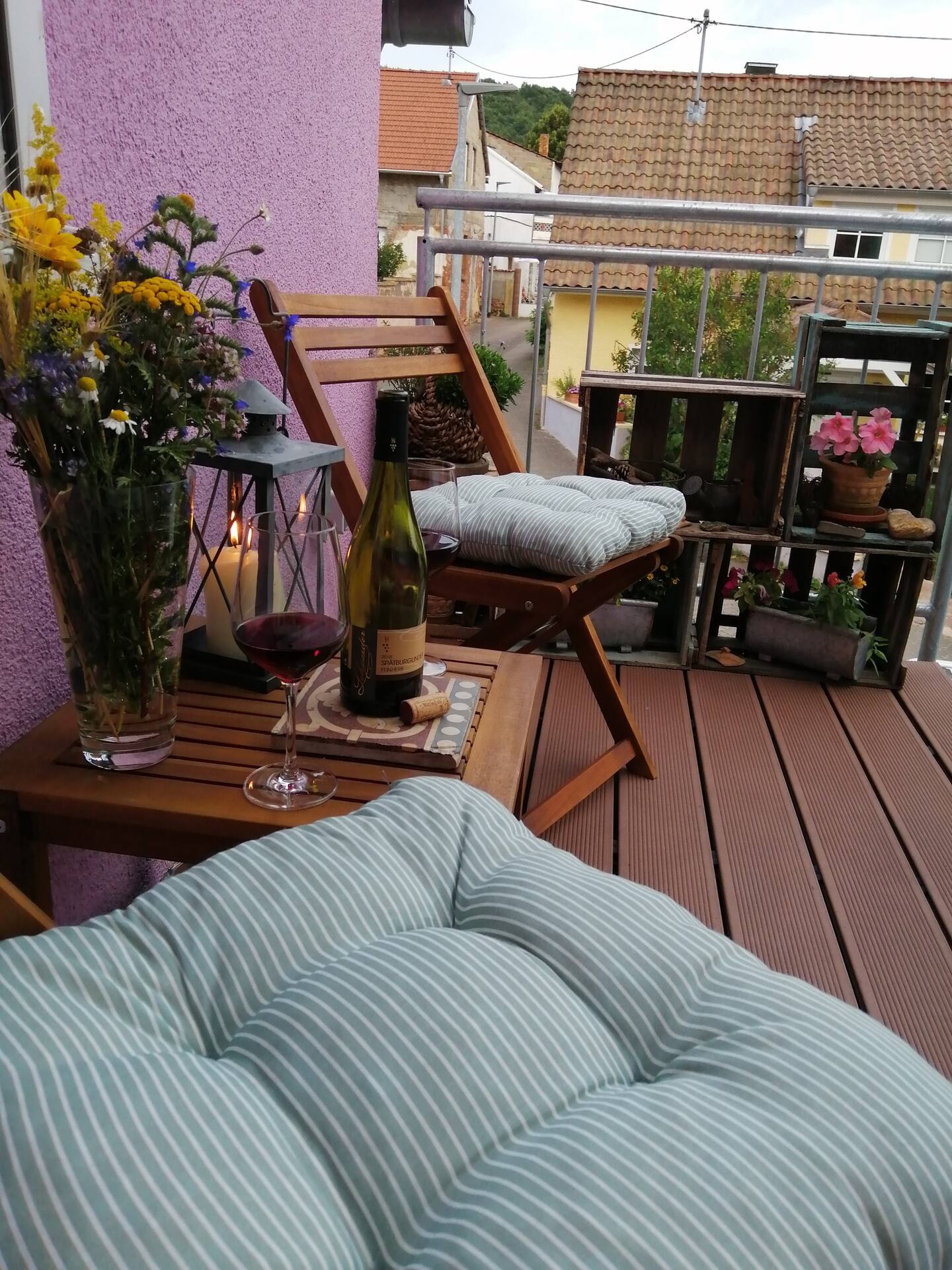 Sitzplatz mit Wein auf der Terrasse der Dachgeschosswohnung